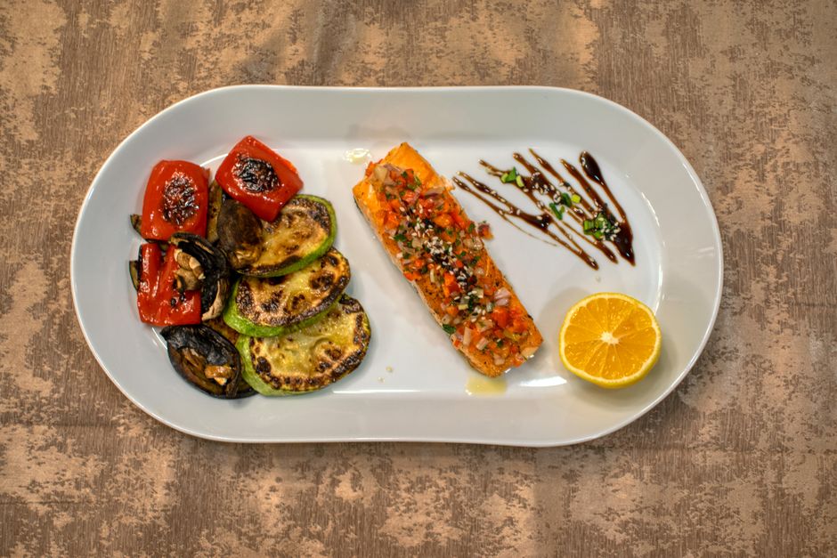 Tartar umak uz ribu i povrće